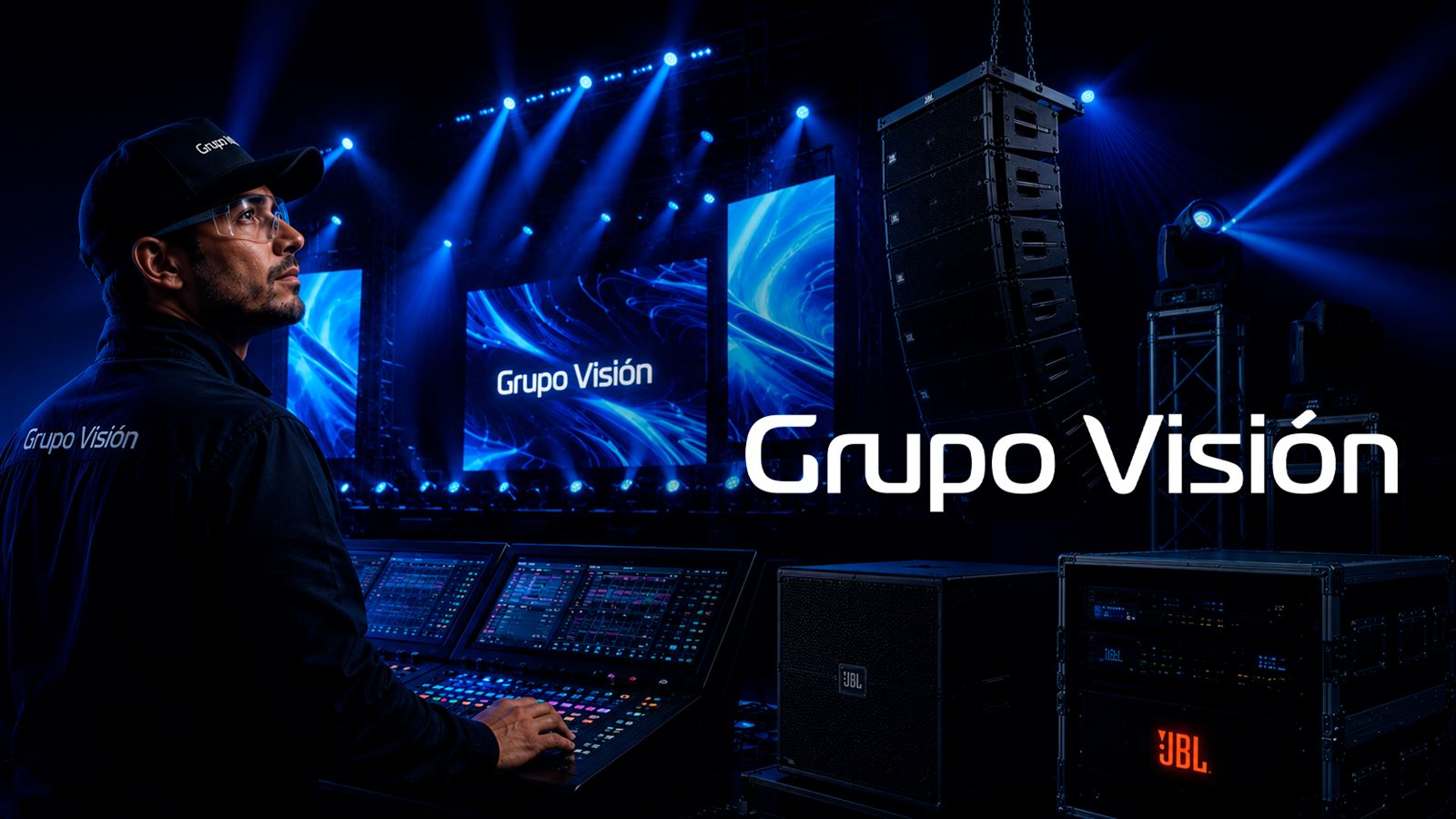 Técnico de Grupo Visión operando consola de sonido frente a pantallas LED e iluminación de un escenario